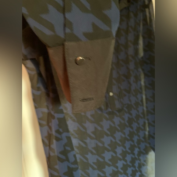 BCBG Sheer Blue and Black Print Tunic Sz M - Picture 3 of 5